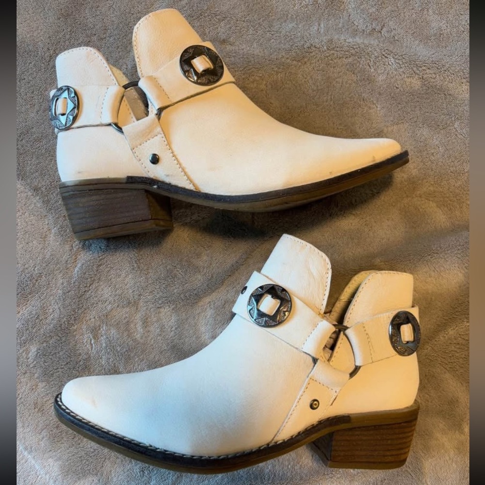 BNIB Chinese Laundry Women's White Leather Austin Western Ankle Booties size 7
